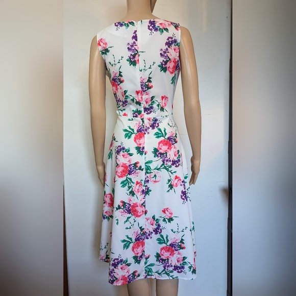 Floral Fit To Flare Dress - Picture 4 of 9